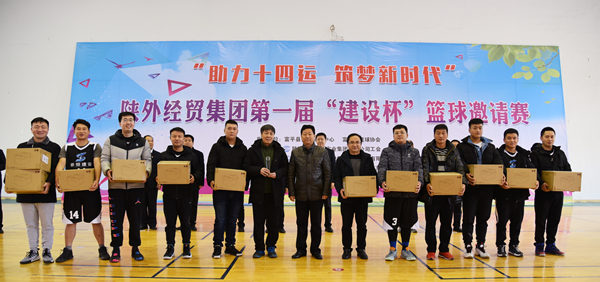 11中共富平縣委常委、政法委書記杜銀虎為第二名獲獎隊(duì)頒獎_副本.jpg